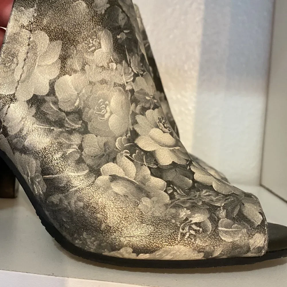 Sbicca Estela Floral Scenic Block Heel Open Toe Black Gray Sandals Slip On Comfy